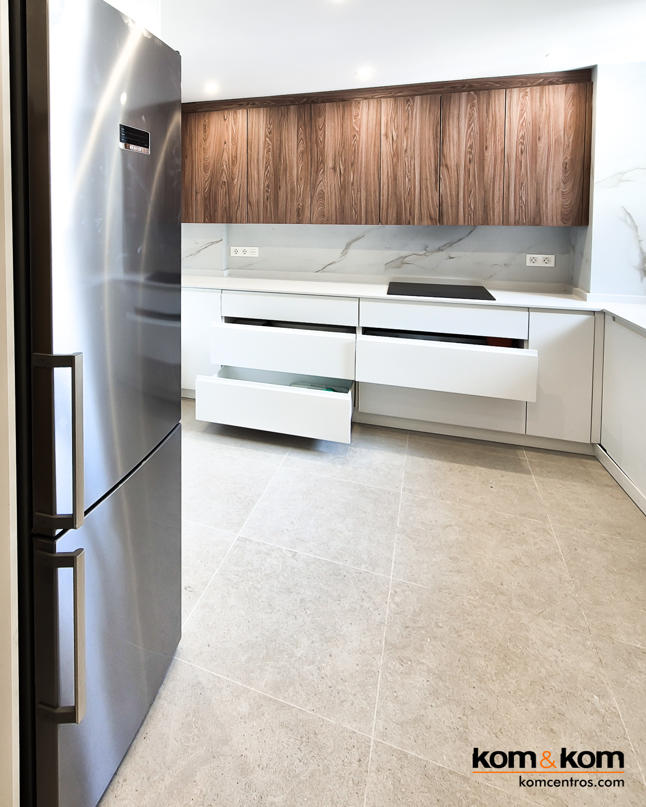 cocina moderna blanca y madera nogal sin tiradores